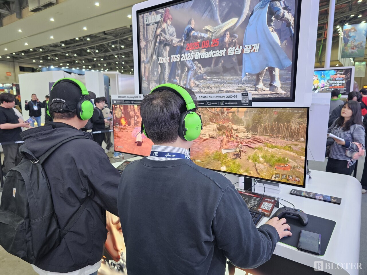 이달 14일 부산 벡스코 넷마블 부스에서 이용자들이 삼성전자의 '오디세이 OLED G8' 모니터를 통해 게임을 즐기고 있다. /사진=강준혁 기자 
