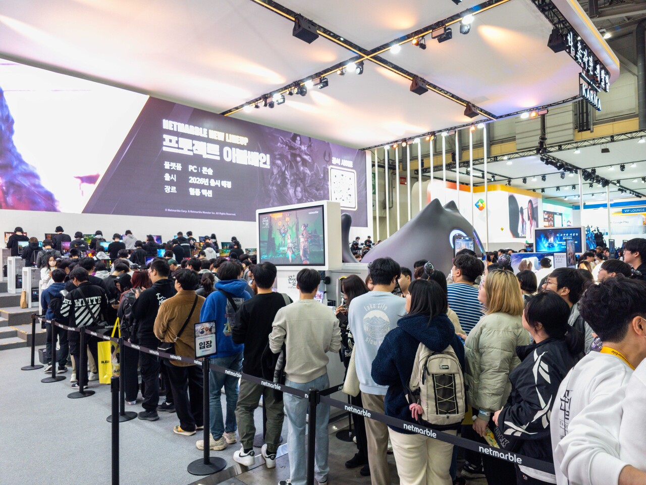 게임 팬들이 이달 14일 부산 벡스코에서 열린 '지스타2025'의 넷마블 부스 앞에서 삼성전자의 '오디세이 3DG90XF) 모니터'를 활용해 넷마블의 게임을 체험해보기 위해 줄을 서서 기다리고 있다. /사진 제공=삼성전자