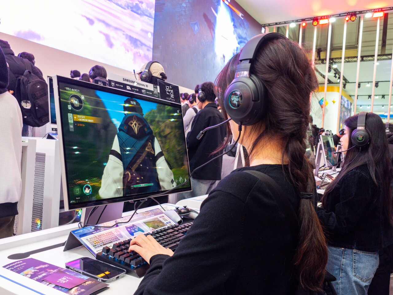 한 게임 팬이 이달 14일 부산 벡스코에서 열린 '지스타 2025'의 넷마블 부스에서 삼성전자의 '오디세이 3D(G90XF)' 모니터를 활용해 넷마블의 신작 '몬길:더스타다이브'를 즐기고 있다. /사진 제공=삼성전자