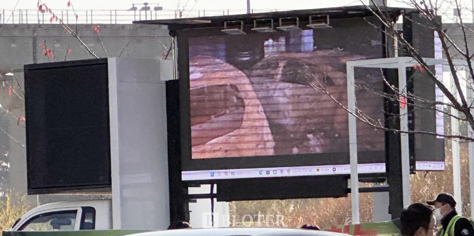 2024년 8월 인천 청라 벤츠 전기차 화재 피해를 겪은 대책위가 14일 인천 파라다이스시티 벤츠 미래 전략간담회장을 찾아 트럭등을 활용한 집회를 열었다. 이날 트럭에는 화재 피해 모습이 담겨진 사진 등이 표출됐다./사진=조재환 기자