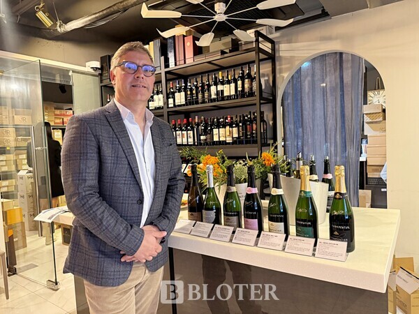 프랑스 샴페인 하우스 '제이 샤펑티에' 오너 장 마크 샤펑티에가 지난 10일 서울 강남구 메종바이닝에서 열린 시음회에 참석해 포즈를 취하고 있다. / 사진 = 박재형 기자