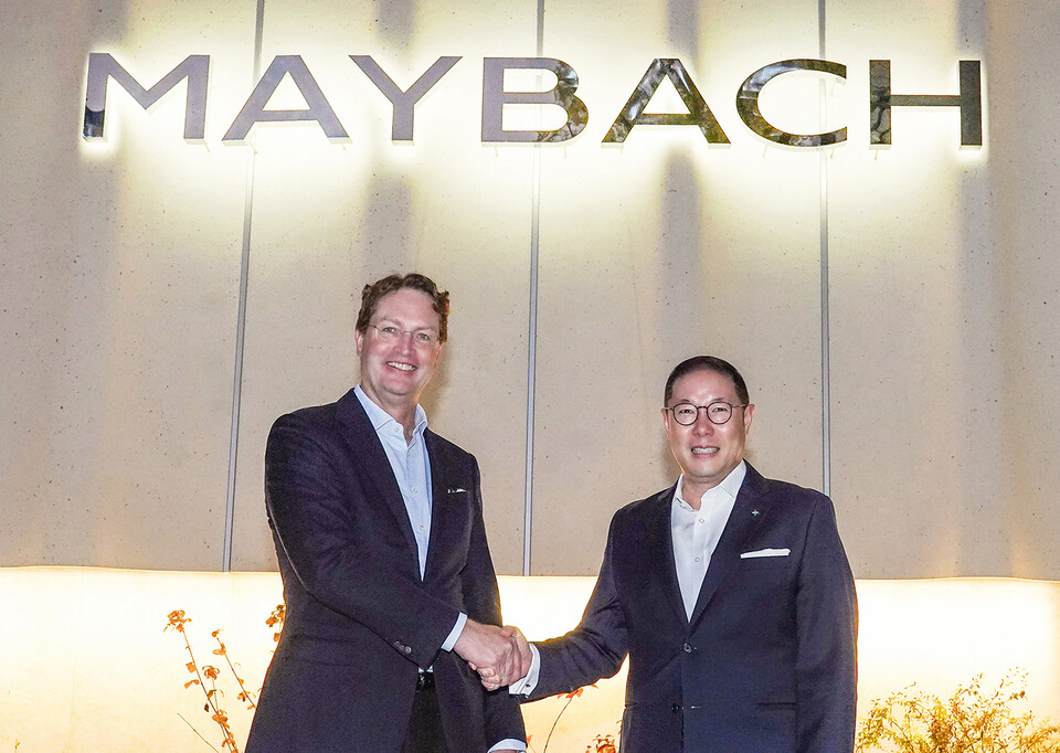 조현상 HS효성 부회장(오른쪽)과 올라 칼레니우스 메르세데스-벤츠 그룹 이사회 의장 겸 CEO(왼쪽)가 13일 서울 강남구 마이바흐 브랜드센터 서울에서 기념촬영을 하고 있다. /사진 제공=HS효성