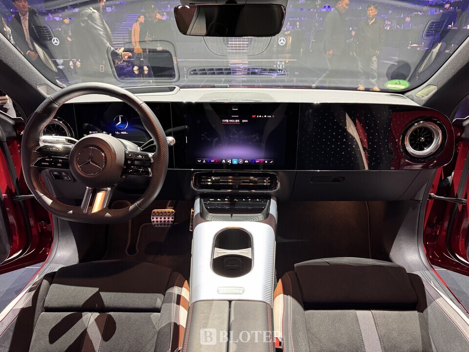 벤츠 신형 CLA 전기차 실내. 14인치 센터페시아 디스플레이가 장착됐으며 소비자 선택에 따라 별도로 14인치 조수석 디스플레이를 추가할 수 있다./사진=조재환 기자