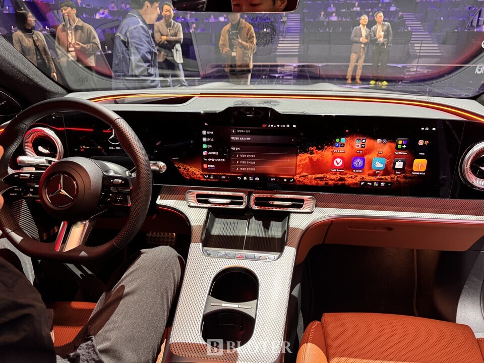 센터페시아 디스플레이와 조수석 디스플레이가 하나로 이어진 39.1인치 크기의 디스플레이가 장착된 벤츠 GLC 전기차 실내/사진=조재환 기자