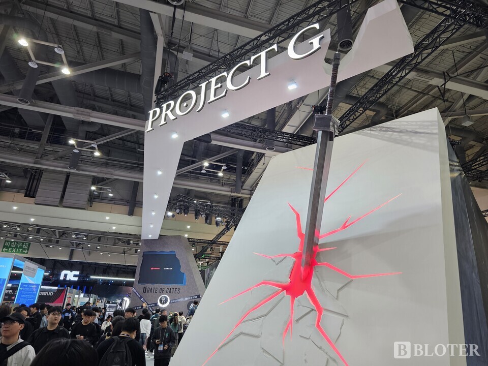 지스타2025 웹젠 부스에 '프로젝트G'와 관련해 대형 검 모양 조형물이 설치돼 있다. /사진=강준혁 기자
