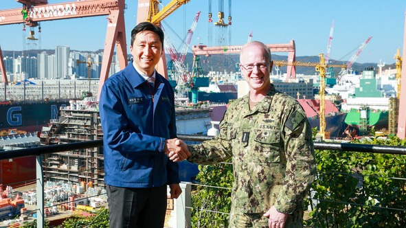 HD현대 정기선 회장이 15일(토) HD현대중공업 울산 조선소를 방문한 대릴 커들(Daryl Caudle) 美 해군참모총장과 기념촬영을 하고 있다. / 사지=HD현대 제공