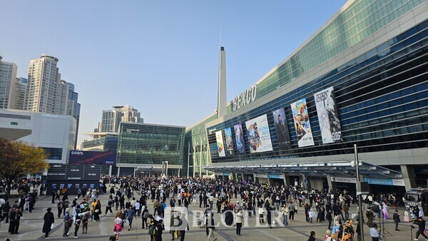 국내 최대 게임 전시회 '지스타(G-STAR) 2025'가 이달 13일부터 16일까지 부산 벡스코에서 열렸다. 사진은 게임 팬들이 지스타 2025를 관람하기 위해 벡스코에 입장하는 모습 /사진=최이담 기자