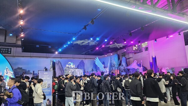 이달 13일부터 16일까지 부산 벡스코에서 열린 '지스타 2025'의 엔씨소프트의 부스 앞에서 신작 '아이온2'를 시연해보려는 이용자들이 줄을 서서 입장을 기다리고 있다. /사진=최이담 기자