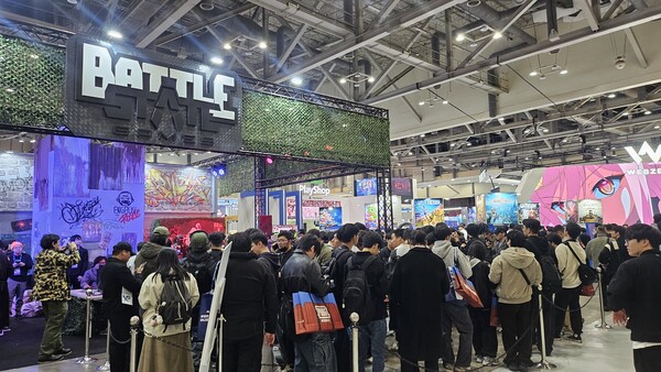 게임팬들이 배틀스테이트 게임즈(BGS게임즈)의 ‘이스케이프 프롬 타르코프’를 즐기기 위해 줄을 서서 기다리고 있다. /사진=최이담 기자