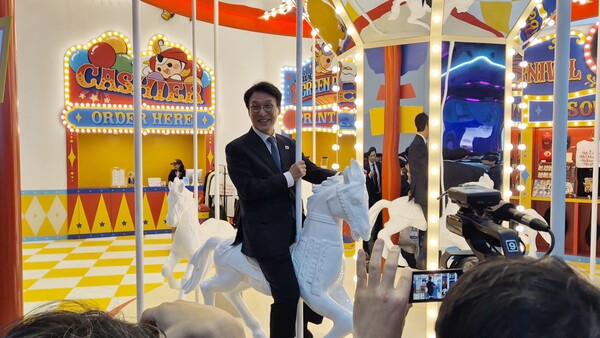 김민석 국무총리가 '지스타 2025'에 방문해 웹젠 부스에서 기념사진을 촬영하고 있다. /사진 제공=게임기자단