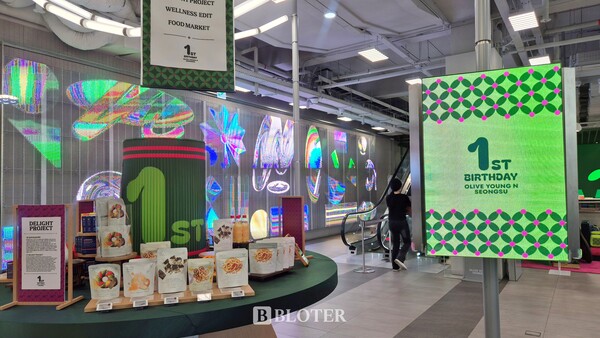 CJ올리브영이 ‘올리브영N 성수’ 1주년을 맞아 ‘돌잔치’ 콘셉트의 프로모션을 진행하고 있다고 17일 밝혔다. 매장 1층에는 전통 매듭짓기, 방명록 스탬프 등 체험 콘텐츠가 마련됐으며 전문관별 베스트셀러 제품도 한자리에서 선보인다. /사진=이유리 기자