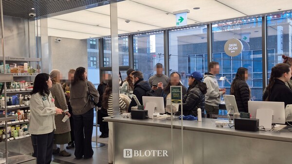 외국인 관광객들이 사전에 예약한 피부·두피 진단 서비스를 받기 위해 늘어서 있다. /사진=이유리 기자 