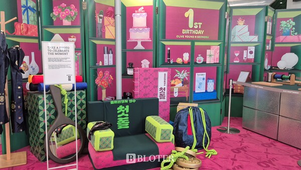 올리브영이 ‘올리브영N 성수’ 1주년을 기념해 ‘돌잔치’ 콘셉트의 다양한 프로모션을 진행하고 있다. 이달 23일까지 올리브영 N 성수 구매 고객에게는 매일 새로운 디자인의 오롤리데이 컬래버 파우치를 선착순 증정한다. /사진=이유리 기자 