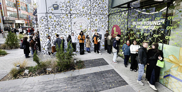 17일 올리브영 N성수 오픈을 앞둔 오전10시 외국인 관광객들이 ‘오픈런’을 위해 줄을 서 있다. /사진 제공=CJ올리브영 