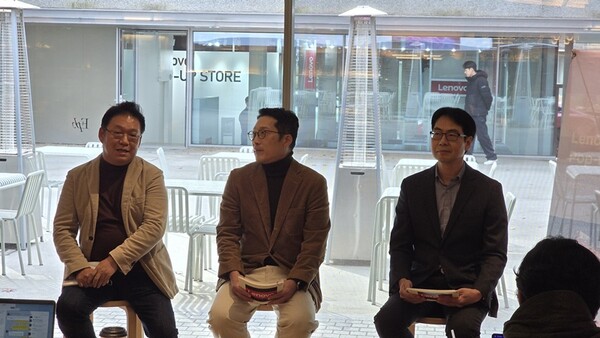 (왼쪽부터) 신규식 한국레노버 대표, 임철재 한국레노버 전무, 김현준 인텔코리아 부사장이 17일 LCDC 서울에서 열린 기자간담회에서 취재진의 질문에 답하고 있다. /사진=권용삼 기자