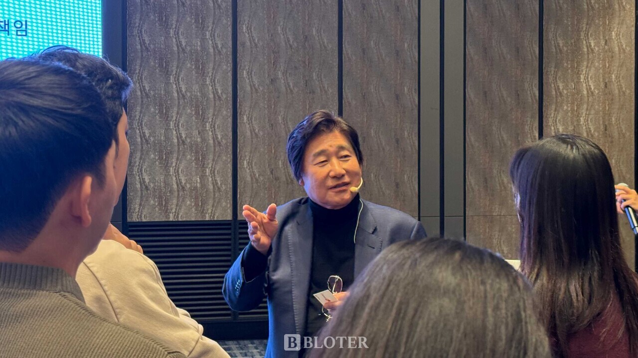 취재진들의 질문에 응하는 이상훈 에이비엘바이오 대표 / 사진 = 김나영 기자