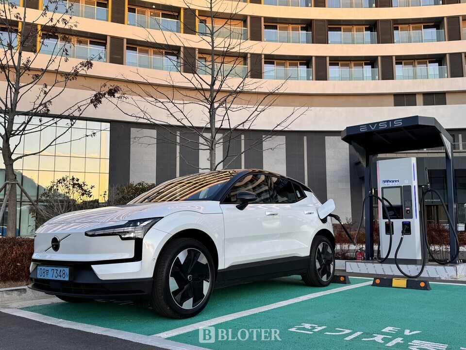 김해 롯데호텔앤리조트 내 지상주차장에 설치된 전기차 급속충전기와 연결된 볼보자동차 EX30/사진=조재환 기자