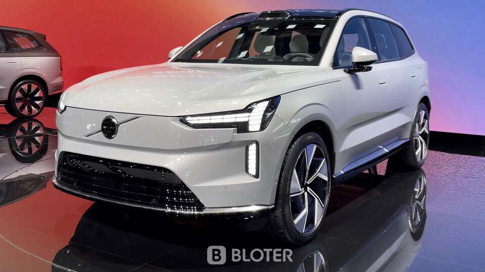 2023 상하이오토쇼 현장에 전시된 볼보 EX90/사진=조재환 기자