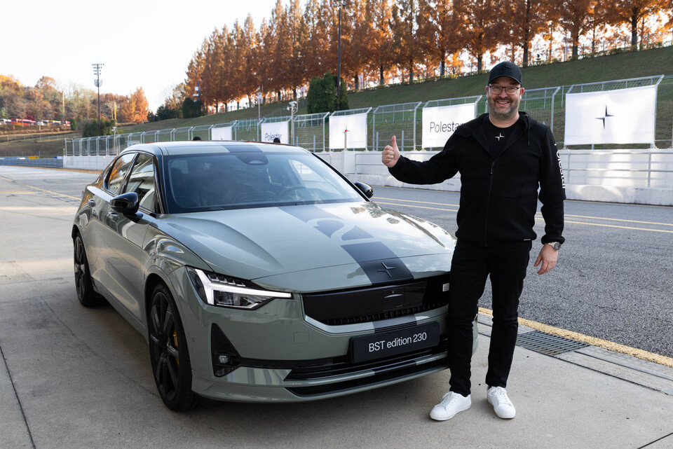 경기도 용인 스피드웨이에 배치된 폴스타2 BST 에디션 앞에서 포즈를 취한 요아킴 뤼드홀름 폴스타 드라이빙 다이내믹스 책임자/사진=폴스타코리아 제공
