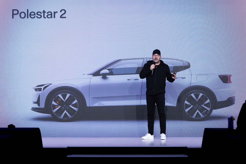 폴스타2에 대해 직접 설명하고 있는 요아킴 뤼드홀름 폴스타 드라이빙 다이내믹스 책임자/사진=폴스타코리아 제공