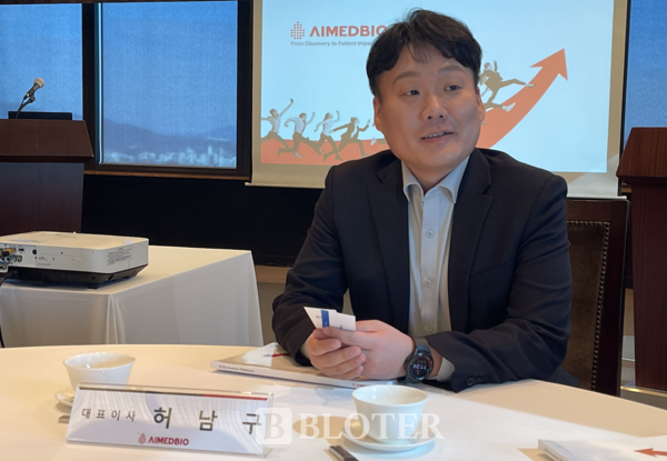 18일 서울 영등포구 여의도동 63컨벤션센터에서 열린 에임드바이오 기자간담회에서 허남구 대표가 답변하고 있다 / 사진=주샛별 기자  