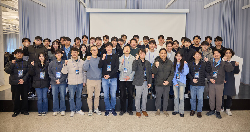 크래프톤은 이달 18일  독자 AI 파운데이션 모델 SK텔레콤 정예팀 및 대학생, AI 연구자들과 함께 '2025 파운데이션 모델 테크 워크숍'을 진행했다. /사진 제공=크래프톤