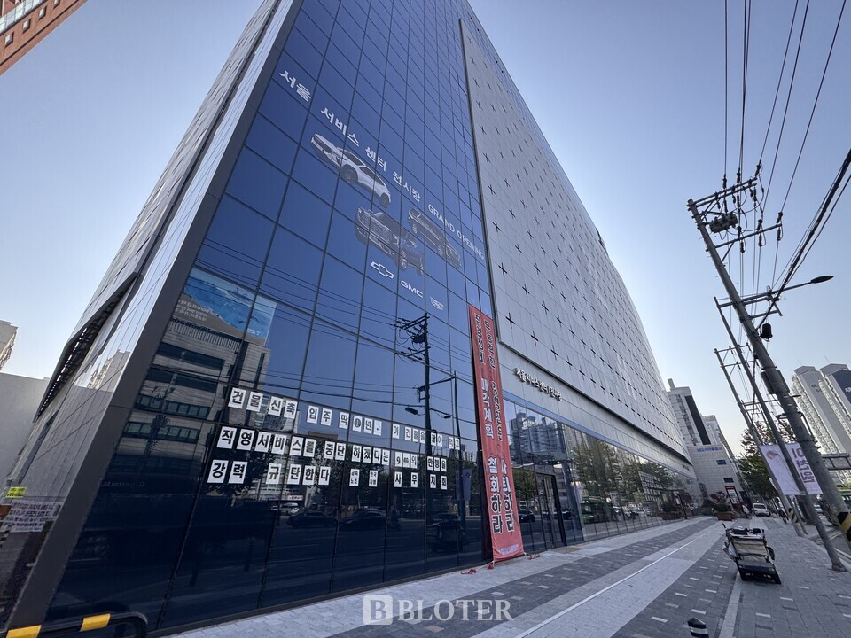 20일 서울 영등포구 한국GM 직영 서울서비스센터 입구에 서비스센터 매각을 규탄하는 노조의 메시지가 부착돼 있다./사진=조재환 기자