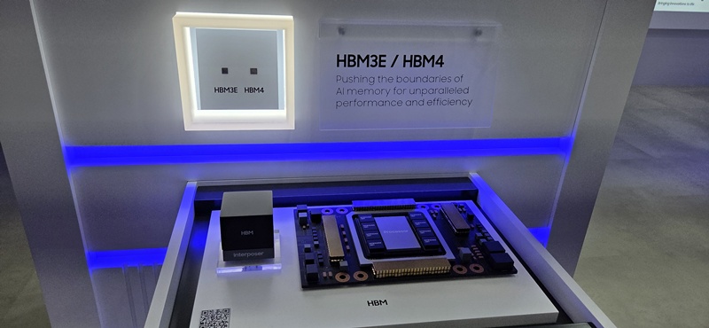 삼성전자가 지난 10월 서울 강남구 코엑스에서 열린 '반도체대전(SEDEX) 2025'에 참가해 6세대 고대역폭메모리 HBM4와 5세대 제품인 HBM3E의 실물이 전시했다./사진=권용삼 기자