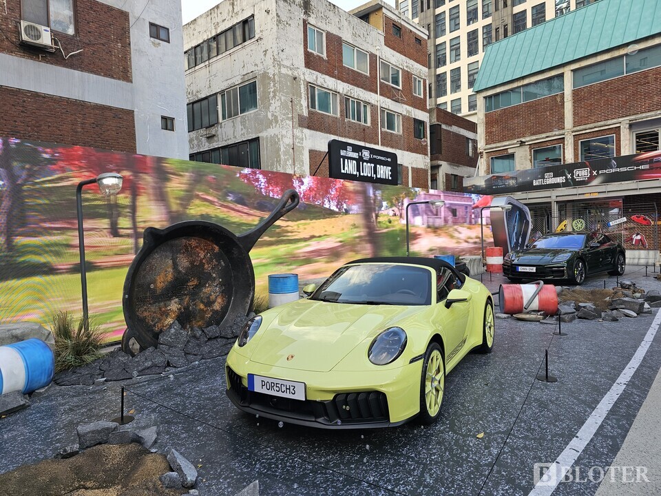 크래프톤의 복합문화공간 '펍지성수'에 포르쉐 자동차가 전시돼 있다. /사진=강준혁 기자 
