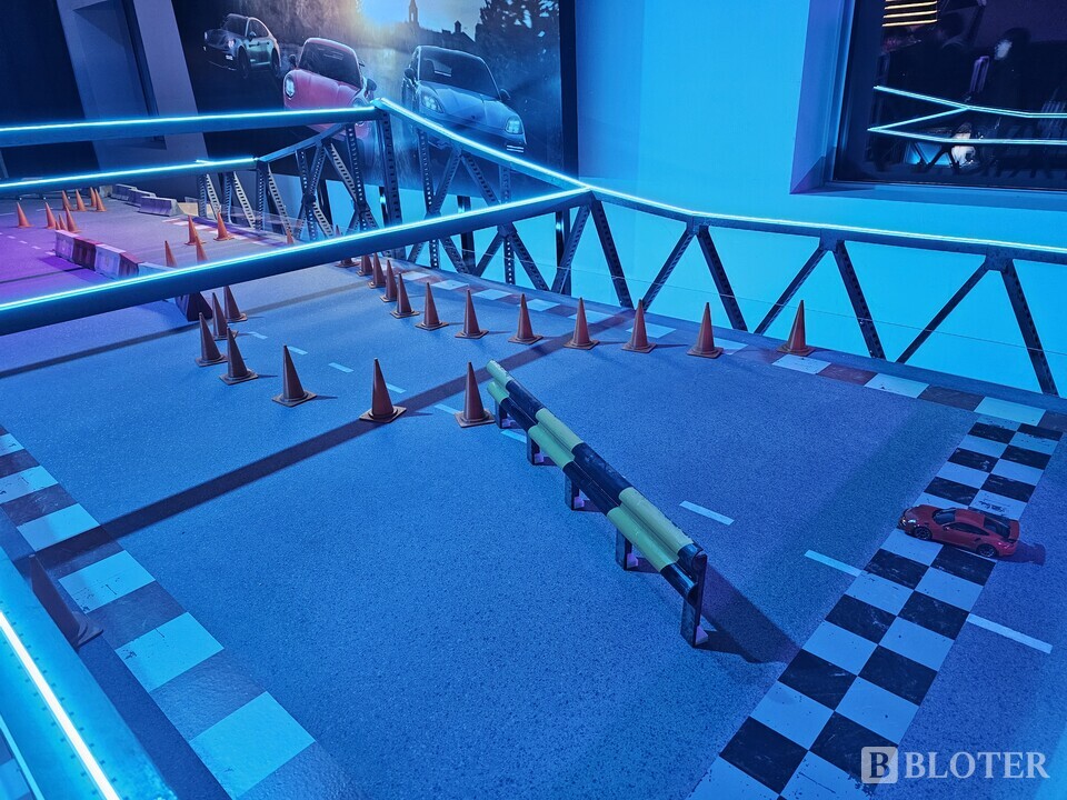 '슬라럼 챌린지'에서는 '에란겔 통곡의 다리'를 축소해 놓은 미니어처 맵 위에서 포르쉐 RC카를 직접 조종해볼 수 있다. /사진=강준혁 기자