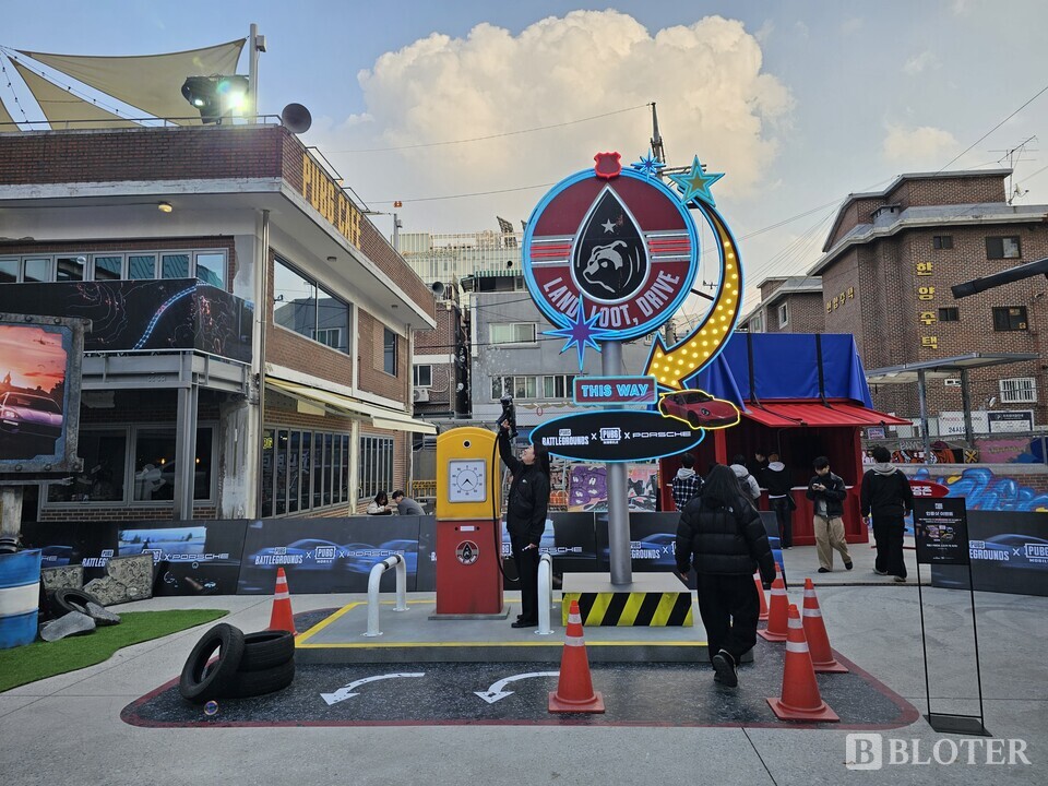 '버블건 주유소'에서는 직접 버블건을 쏴볼 수 있다. /사진=강준혁 기자