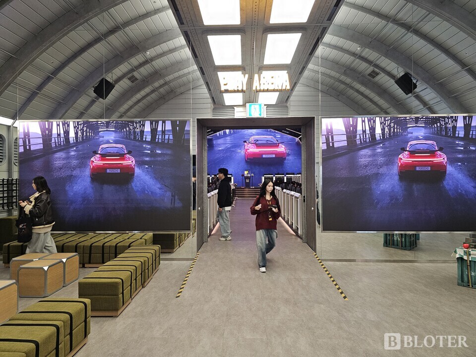 펍지성수 안에 있는 PC방 플레이아레나에서 포르쉐와의 협업을 기념해 전용 영상이 상영되고 있다. /사진=강준혁 기자
