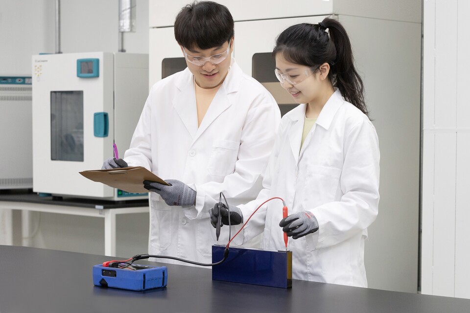 단방향 각형 셀 전압을 측정 중인 SK온 연구원 /사진 제공=SK온