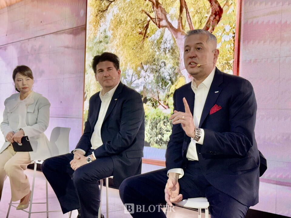 헥터 비자레알 GM 한국사업장 사장(사진 가장 오른쪽)이 이달 20일 서울 강남구 엔헤이븐에서 열린 캐딜락 에스컬레이드 IQ 출시행사에서 윤명옥 최고마케팅책임자와 존 로스 캐딜락 글로벌 총괄 부사장 등과 함께 발언하고 있다.