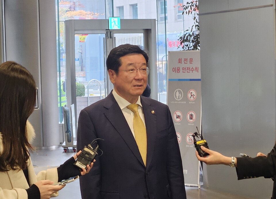 이찬희 삼성준법감시위원장이 25일 서울 삼성생명 서초사옥에서 열린 준감위 정례회의에 앞서 취재진의 질문에 답변하고 있다. /사진=최지원 기자