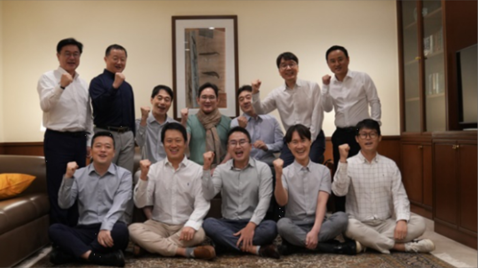 이재용 삼성전자 회장이 지난해 7월 인도 뭄바이에서 현지 임직원들과 간담회를 가진 후 기념 사진을 촬영하고 있다./사진 제공=삼성전자