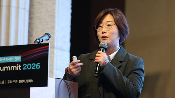 김유미 한국IBM 실장이 26일 서울 서초구 양재동 엘타워에서 열린 'AI 클라우드 퓨처 서밋 2026'에서 생성형 AI의 효과적인 도입 전략을 발표하고 있다. /사진=블로터