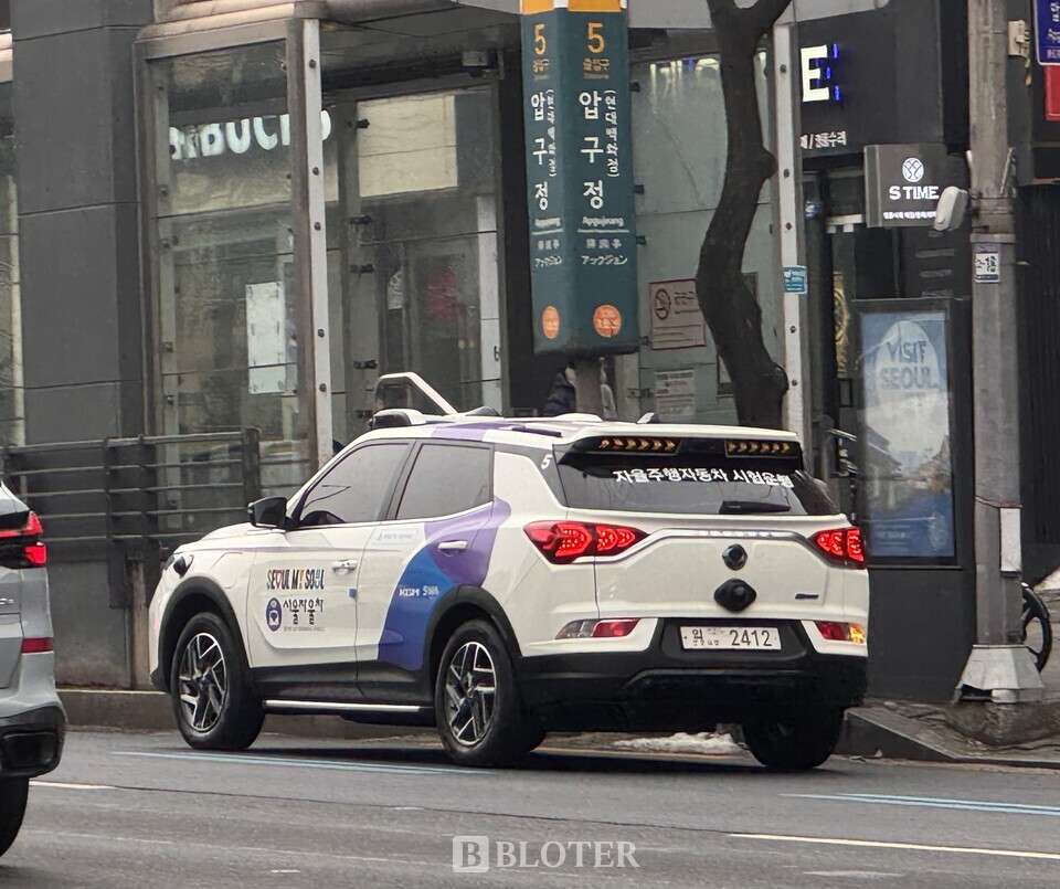 4일 낮 시간대에 서울 압구정역 일대에서 시범주행 중인 KGM 코란도EV 기반 자율주행택시 /사진=조재환 기자