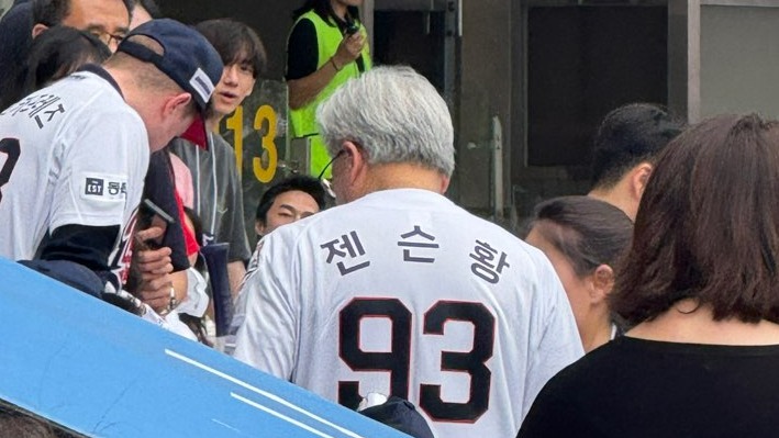 젠슨 황, 잠실 마운드에 서다