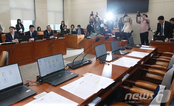 백혜련 국회 정무위원장이 지난 23일 국회에서 열린 정무위 전체회의에서 의사봉을 두드리고 있다. 이날 야당 정무위 의원들은 '가맹사업법(가맹사업거래 공정화에 관한 법률)'과 '민주유공자법(민주유공자 예우에 관한 법률)'을 국회 본회의에 직회부하는 안을 단독 가결했다.