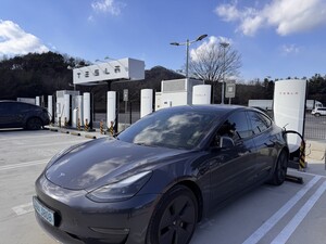 고속도로 '테슬라 NACS' 충전 시대...충남 공주 가보니[카미경] - 뉴스 썸네일 이미지