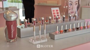 "제품 넘어 무드를"...성수동에 뜬 하트퍼센트 '핑크 파사드'[현장+] - 뉴스 썸네일 이미지