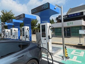 청주 새 워터 충전소 가보니...테슬라 NACS 바로 꽂았다[카미경] - 뉴스 썸네일 이미지